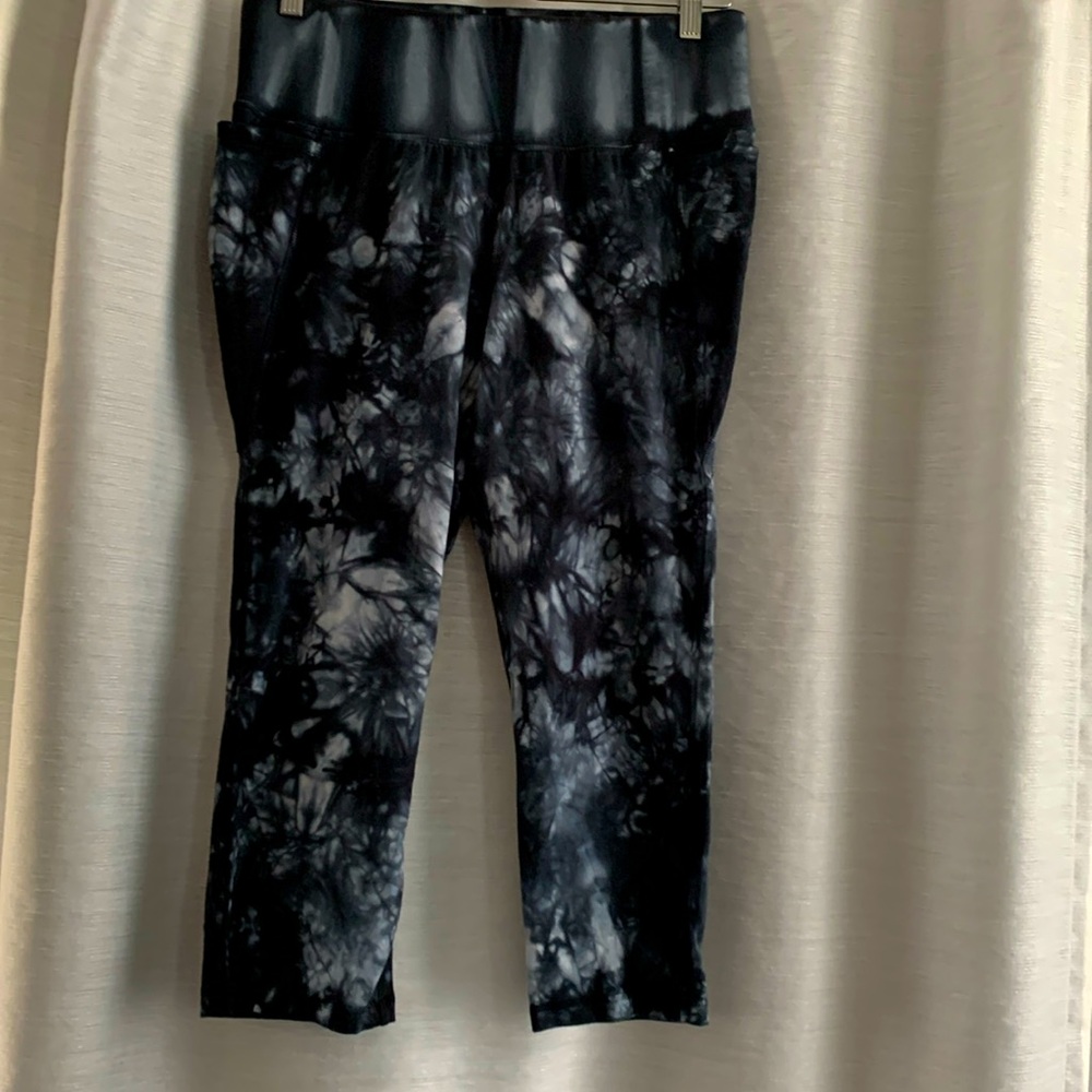 LIVI size 14/16 capri leggings